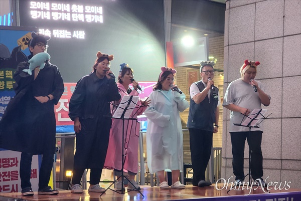  11일 저녁 대전 서구 둔산동 은하수네거리 KB국민은행 둔산갤러리아지점 앞에서 열린 '일본 핵폐수 해양투기 저지! 대전시민 촛불집회'. 사진은 노래노임 '놀'의 공연장면.