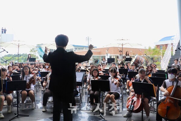 용남중학교 거점 오케스트라의 '경기병 서곡' 공연 모습.