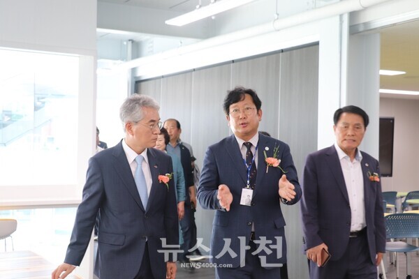  최연진 교장이 박종훈 경남교육감을 비롯한 내빈들에게 학교를 소개하고 있다.