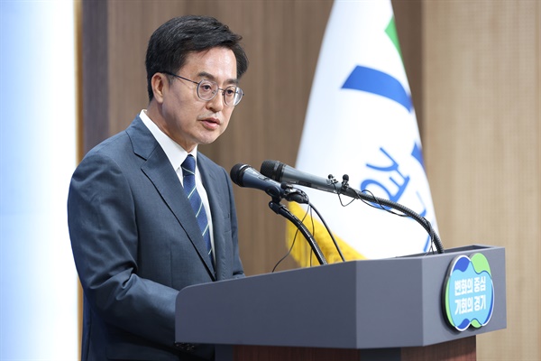  김동연 경기도지사가 12일 오전 경기도청 브리핑룸에서 '서울-양평 고속도로 사업'과 관련 입장발표를 하고 있다.