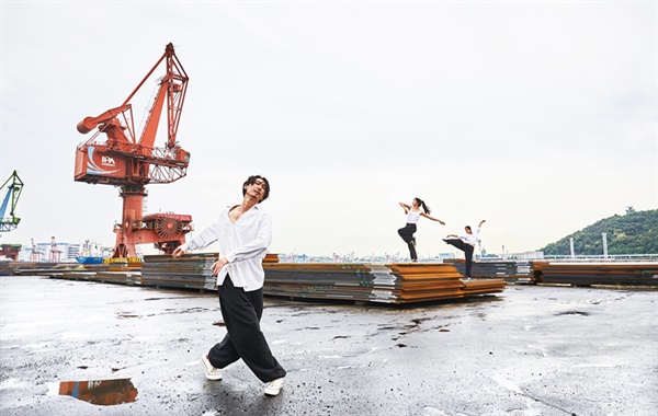 역사와 미래의 바다 ‘인천내항’에서 인천의 시간을 춤으로 표현하는 인천시립무용단 무용가 박재원·홍수연·정민서(왼쪽부터)