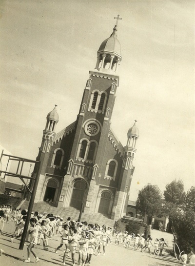 1970년대 박문초 어린이들의 운동장이었던 성당 앞마당