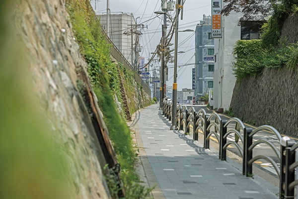  인천기독병원을 지나 싸리재로 넘어가는 완만한 오르막길