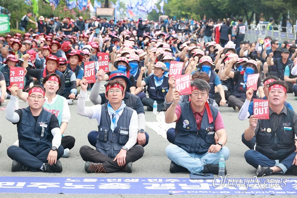 민주노총 경남본부는 12일 오후 경남도청 맞은편 도로에서 "노동, 민생, 민주, 평화 파괴 윤석열정권 퇴진 총파업대회"를 열었다.