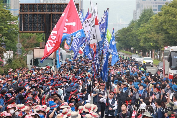  민주노총 경남본부는 12일 오후 경남도청 맞은편 도로에서 "노동, 민생, 민주, 평화 파괴 윤석열정권 퇴진 총파업대회"를 열었다.