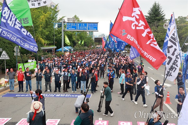  민주노총 경남본부는 12일 오후 경남도청 맞은편 도로에서 "노동, 민생, 민주, 평화 파괴 윤석열정권 퇴진 총파업대회"를 열었다.