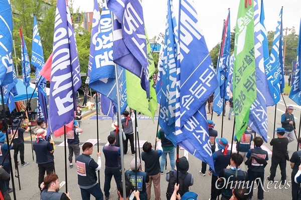 민주노총 경남본부는 12일 오후 경남도청 맞은편 도로에서 "노동, 민생, 민주, 평화 파괴 윤석열정권 퇴진 총파업대회"를 열었다.