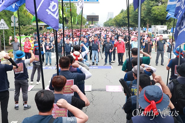  민주노총 경남본부는 12일 오후 경남도청 맞은편 도로에서 "노동, 민생, 민주, 평화 파괴 윤석열정권 퇴진 총파업대회"를 열었다.