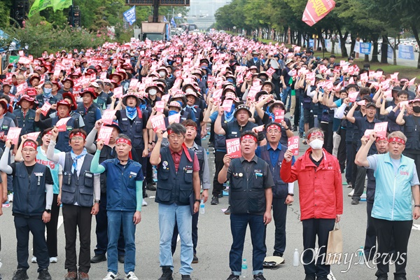  민주노총 경남본부는 12일 오후 경남도청 맞은편 도로에서 "노동, 민생, 민주, 평화 파괴 윤석열정권 퇴진 총파업대회"를 열었다.