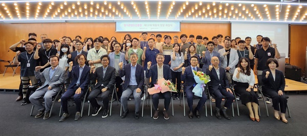 탁용석(57) 경기콘텐츠진흥원 신임 원장이 12일 취임식 이후 직원들과 기념촬영을 하고 있다. 