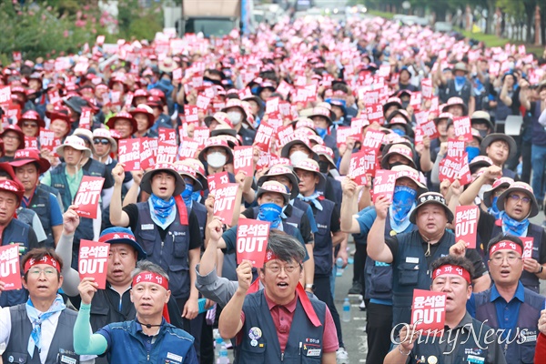 민주노총 경남본부는 12일 오후 경남도청 맞은편 도로에서 "노동, 민생, 민주, 평화 파괴 윤석열정권 퇴진 총파업대회"를 열었다.