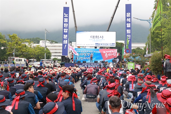  민주노총 경남본부는 12일 오후 경남도청 맞은편 도로에서 "노동, 민생, 민주, 평화 파괴 윤석열정권 퇴진 총파업대회"를 열었다.