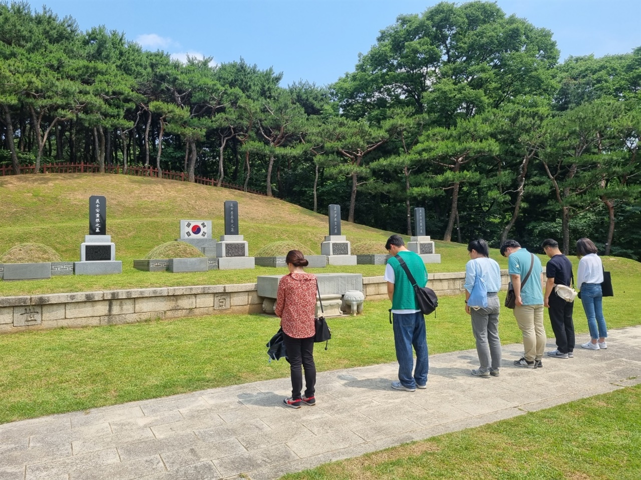 2023년 6월 10일 효창공원 삼의사묘역을 참배하는 관악오랑 <걸어서 역사속으로: 길 위에서 만나는 독립운동가들> 멤버들