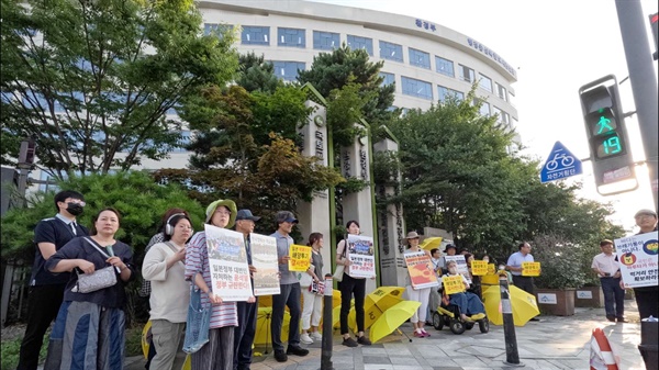 ‘일본 핵오염수 해양투기저지 세종시민행동’은 12일 세종시 환경부청사 앞에서 기자회견을 열었다.
