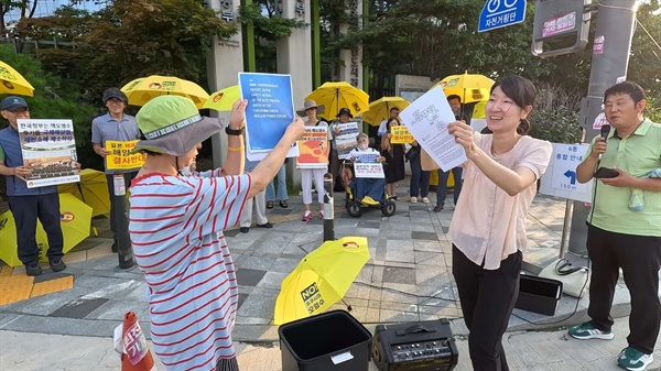 ‘일본 핵오염수 해양투기저지 세종시민행동’은 12일 세종시 환경부청사 앞에서 기자회견을 열고 IAEA보고서를 쓰레기통에 버리는 퍼포먼스를 벌였다.