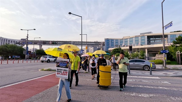 ‘일본 핵오염수 해양투기저지 세종시민행동’은 12일 세종시 환경부청사 앞에서 기자회견을 연 뒤 행진을 벌였다. 