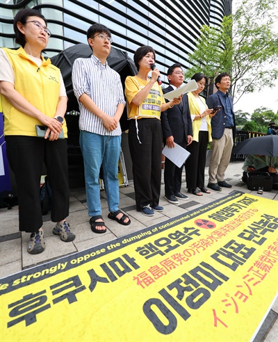  후쿠시마 핵오염수 해양 투기에 반대하며 단식농성 중인 정의당 이정미 대표가 13일 오전 서울 종로구 주한일본대사관 앞에서 열린 상무집행위원회의에서 발언하고 있다. 2023.7.13