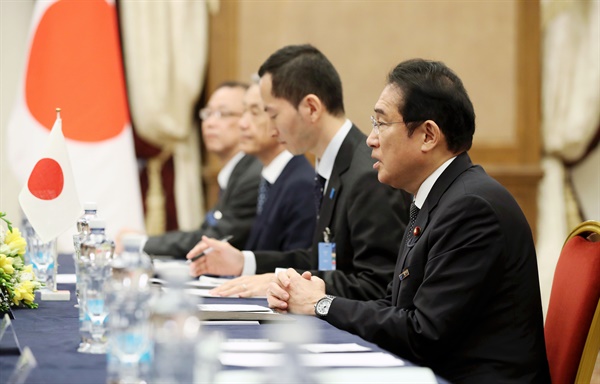 기시다 후미오 일본 총리가 12일 리투아니아 빌뉴스 한 호텔에서 열린 한일 정상회담에서 발언하고 있다. 