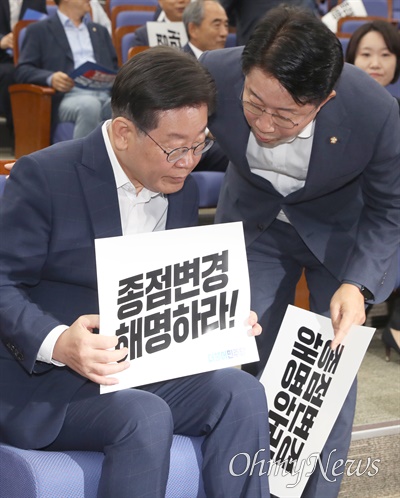 '종점변경 해명하라' 피켓 든 이재명 더불어민주당 이재명 대표(왼쪽)와 조정식 사무총장이 13일 서울 여의도 국회에서 열린 정책의원총회에서 귓속말을 하고 있다. 더불어민주당은 이날 '대통령 처가 고속도로 게이트' 국정조사 실시와 '종점변경 해명'을 요구하는 피켓을 준비했다.