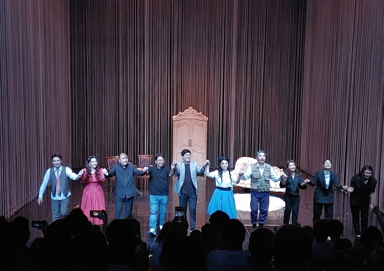  오페라 '버섯피자' 공연 후 제작진 출연진이 관객에게 인사하고 있다.