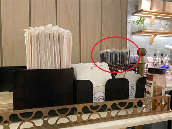 매장 안에서 사용이 금지된 플라스틱 젓는 막대가 비치되어 있다. / 서울대학교병원 ‘ㅍ’ 제과점