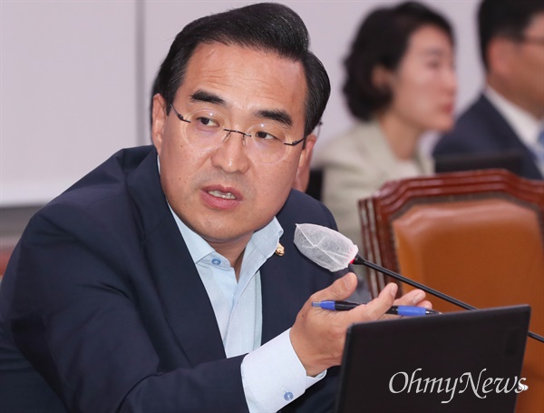 박홍근 더불어민주당 의원이 13일 서울 여의도 국회에서 열린 외교통일위원회 전체회의에서 한일정상회담의 성과에 대해 질의하고 있다.
