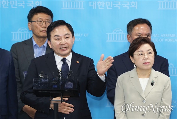 원희룡 국토교통부 장관이 '서울-양평 고속도로 백지화' 논란과 관련해 직권남용 혐의로 공수처에 고발됐다.