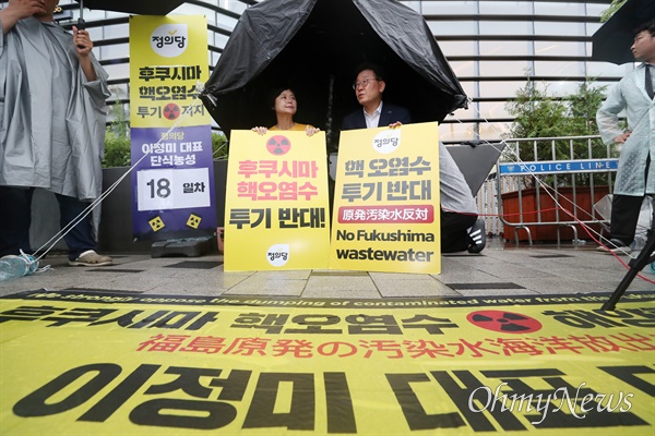 이재명 더불어민주당 대표가 13일 오후 서울 종로구 일본대사관 앞에 마련된 단식농성장을 방문해 후쿠시마 오염수 방류 저지를 위해 18일째 단식 중인 이정미 정의당 대표를 만나 대화를 나누고 있다. 