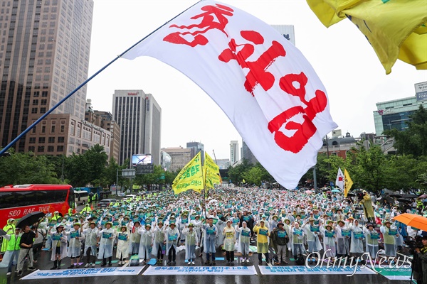 13일 오후 서울 광화문네거리에서 민주노총 보건의료노조 산별총파업 1일차 집회가 열렸다.