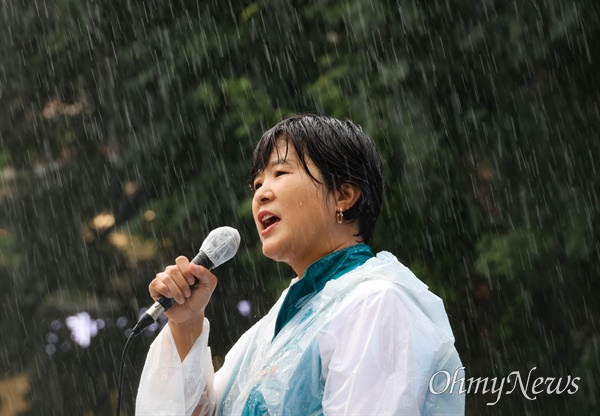 전희영 전교조 위원장이 13일 오후 서울 종로 보신각앞에서 열린 ‘총파업 승리 전국교사 결의대회’에서 폭우를 맞으며 발언하고 있다.
