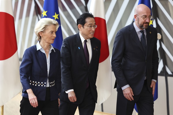 기시다 후미오 일본 총리(가운데)가 7월 13일 목요일 브뤼셀에서 열린 EU-일본 정상회담에서 샤를 미셸 유럽 이사회 의장(오른쪽), 우르줄라 폰데어라이엔 유럽위원회 위원장과 함께 걸어가고 있다. 
