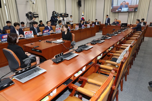 14일 오전 국회 운영위원회 전체회의가 여당 의원들의 불참 속에 열리고 있다.