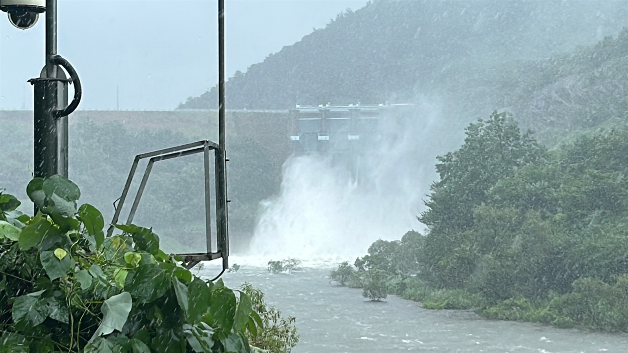 호우특보가 발효된 충남 지역에 많은 비가 내리면서, 한국수자원공사는 14일 12시, 보령댐 수문 한 개를 개방하고 초당 228톤을 흘려보내고 있다.