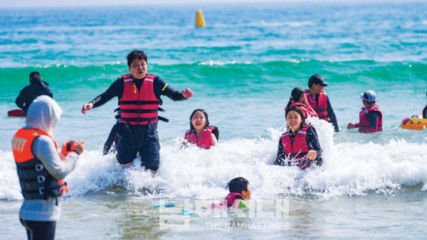 송정솔바람해변에서 해양레저를 즐기고 있는 참가자 가족들.