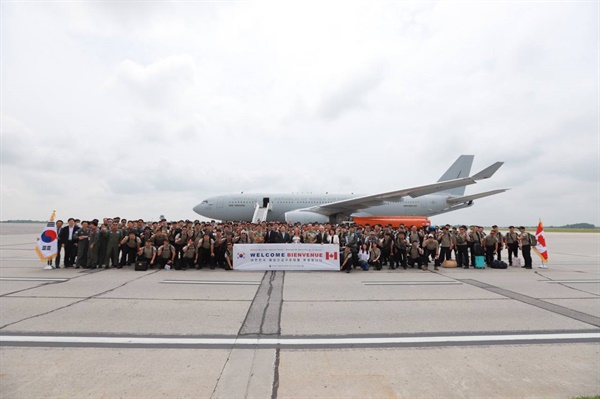  오타와 공항에 도착한 151명의 한국 구호대원들이 기념촬영을 하고 있다.