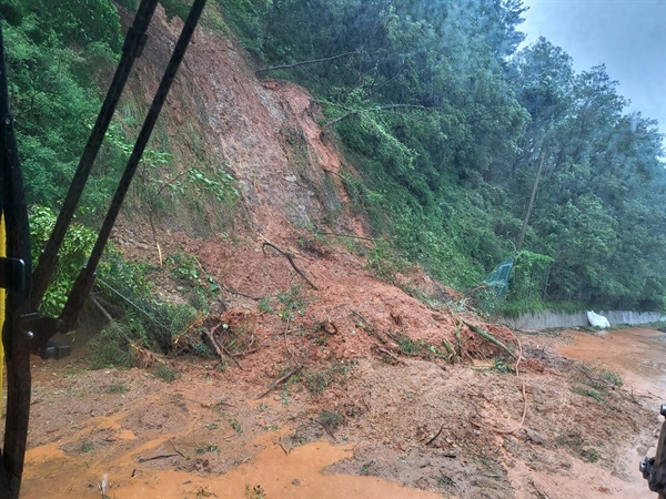 호우경보가 내려진 14일 충남 서천군 장항읍 장암리의 도로 사면이 유실돼 차량 통행에 한때 불편을 겪었다. 