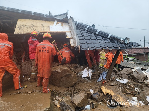 경북 영주시 풍기읍에서 산사태로 주택이 무너져 2명이 숨지고 1명이 부상했다.