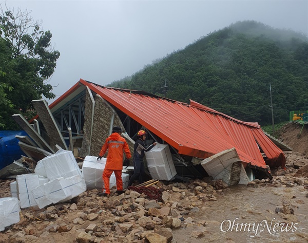 경북 문경시 동로면에서는 하천이 범람해 집이 무너지면서 8명을 구조했으나 1명은 숨진 것으로 추정된다.