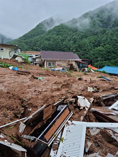경북도내 비 피해가 이어지고 있는 15일 경북 문경시 산북면 주택 붕괴 모습