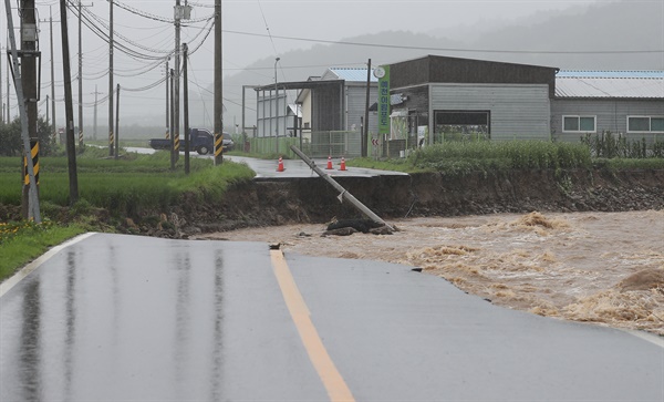 지난 15일 오후 경북 예천 은풍면 한 도로가 집중호우로 인해 유실돼 있다.