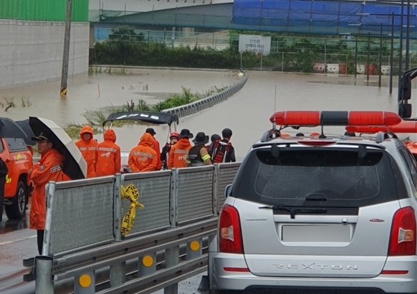 많은 비가 내린 15일 충북 청주 흥덕구 오송읍 궁평제2지하차도에 차량이 침수돼 인명피해가 발생했다.