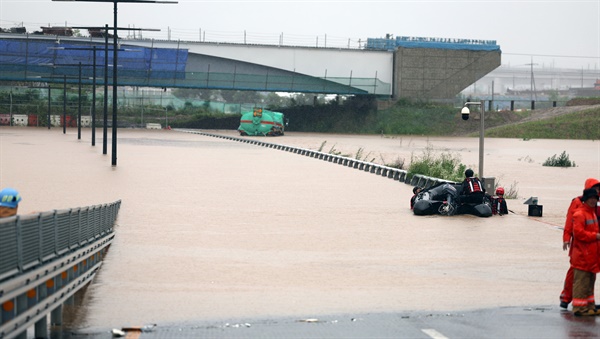 많은 비가 내린 7월 15일 충북 청주 흥덕구 오송읍 궁평제2지하차도에 차량이 침수됐다는 신고가 접수돼 소방 당국과 경찰이 수색작업을 하고 있다.
