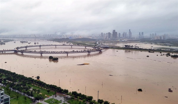지난해 7월 15일 새벽 충청권에 쏟아진 폭우로 세종시 신도시를 가로지르는 금강에 물이 꽉 차 흐르고 있다. 