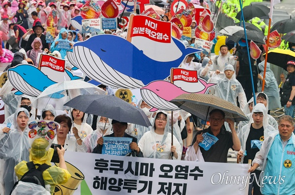 후쿠시마 오염수 해양투기 저지 국민행진에 참석한 시민들이 15일 오후 서울역을 출발해 윤석열정권 퇴진 범국민대회가 열리는 종로구 경복궁역 부근에 도착하고 있다.