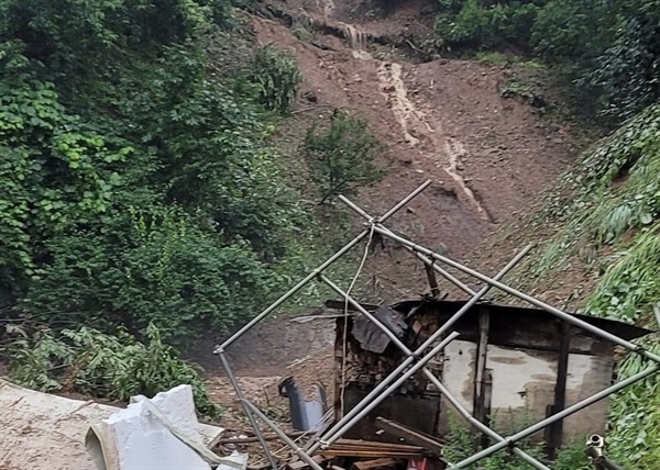 15일 오전 7시경 청양군 정산면에서 산사태가 나면서 주택을 덮쳐 60대 여성이 사망했다.
