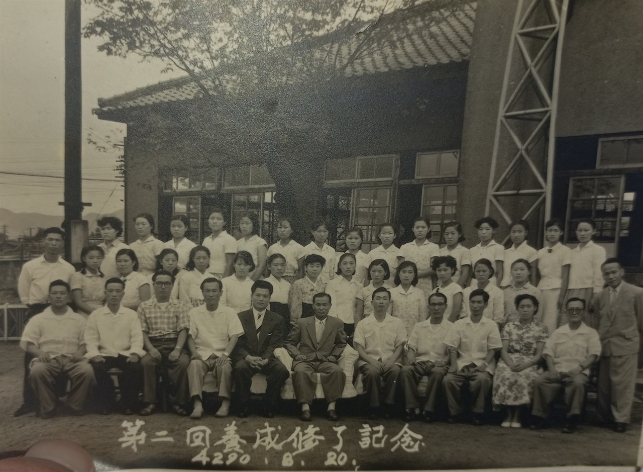 오경순의 철도청 직장사진. 1957년 제2회 양성수료기념. 맨 우측에 서 있는 이가 오경순