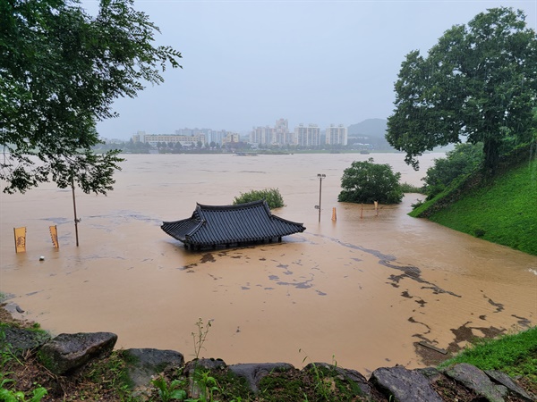 지난 15일 오후, 유네스코 세계유산인 공주 공산성 내 '만하루'가 지붕만 남긴 채 물에 잠겨 있다. 16일 현재는 물이 빠진 상태다.