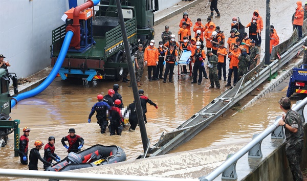 오송 지하차도 시신 수습 16일 미호천 제방 유실로 침수된 충북 청주시 오송읍 궁평2지하차도에서 119 구조대원들이 시신으로 발견된 실종자를 수습하고 있다.