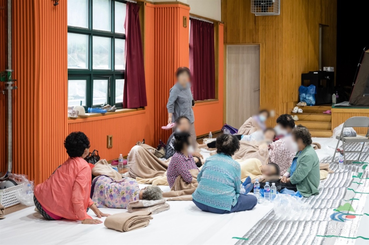 지난 16일 제방 붕괴로 주민 300여 명은 인근 초등학교로 긴급대피했다. 