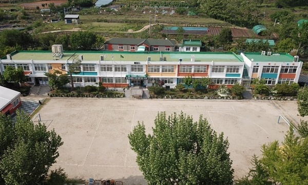 학부모와 지역사회 주민들이 폐교 반대 운동을 하고 있는 서촌초등학교 교사 전경